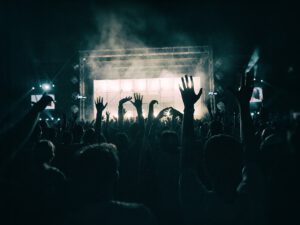 Das Publikum hebt bei einem Konzert voller Begeisterung die Hände in die Luft und feiert „Der Fall Till Lindemann“.