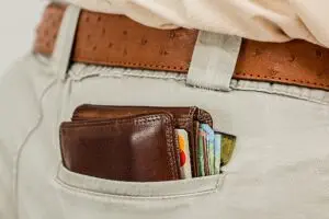 Ein Mann hält eine Brieftasche in der Tasche und zeigt eine mögliche finanzielle Untersuchung des Tagessatzes an.